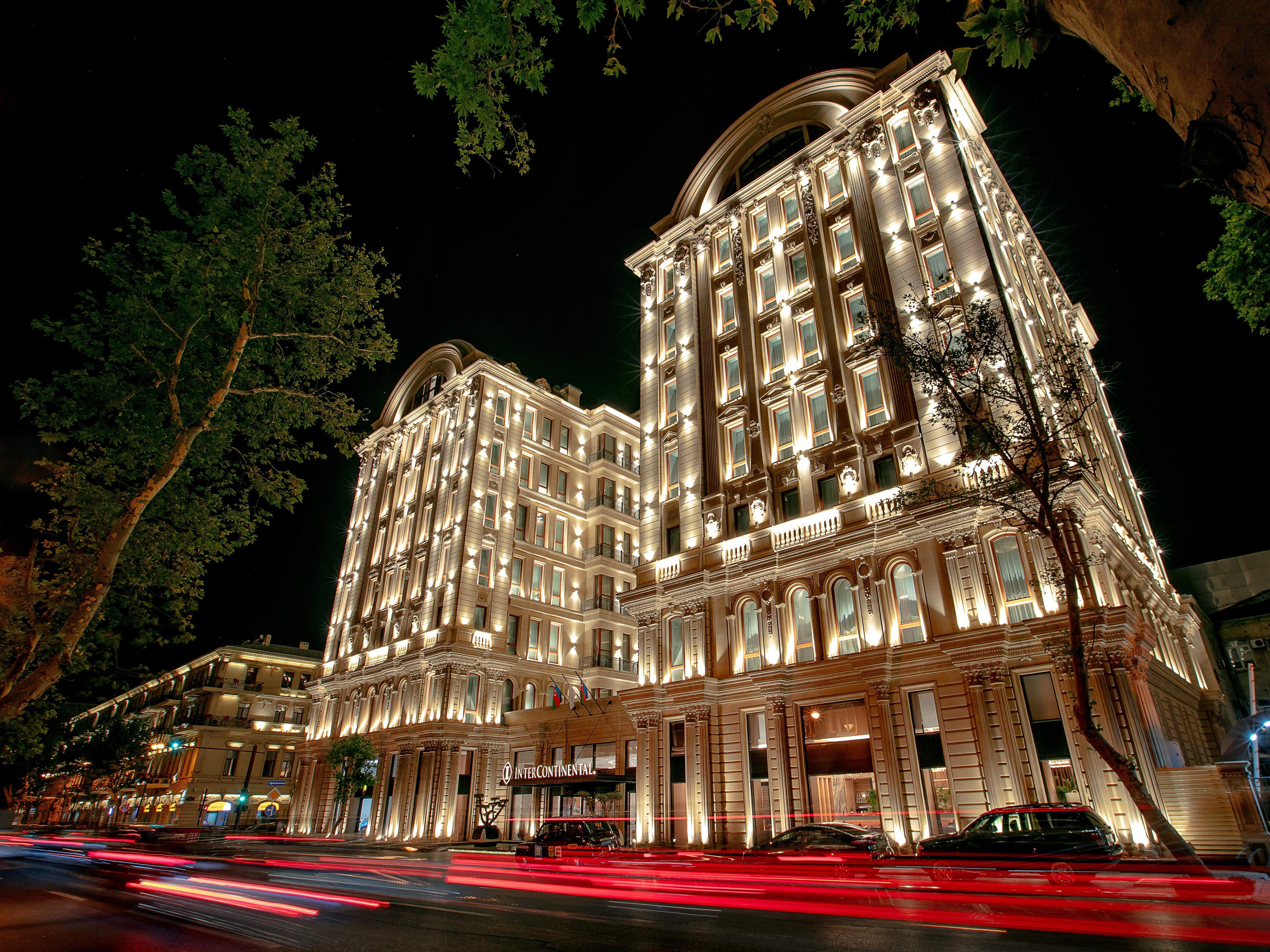 Intercontinental Baku By Ihg Hotell Eksteriør bilde The hotel at night
