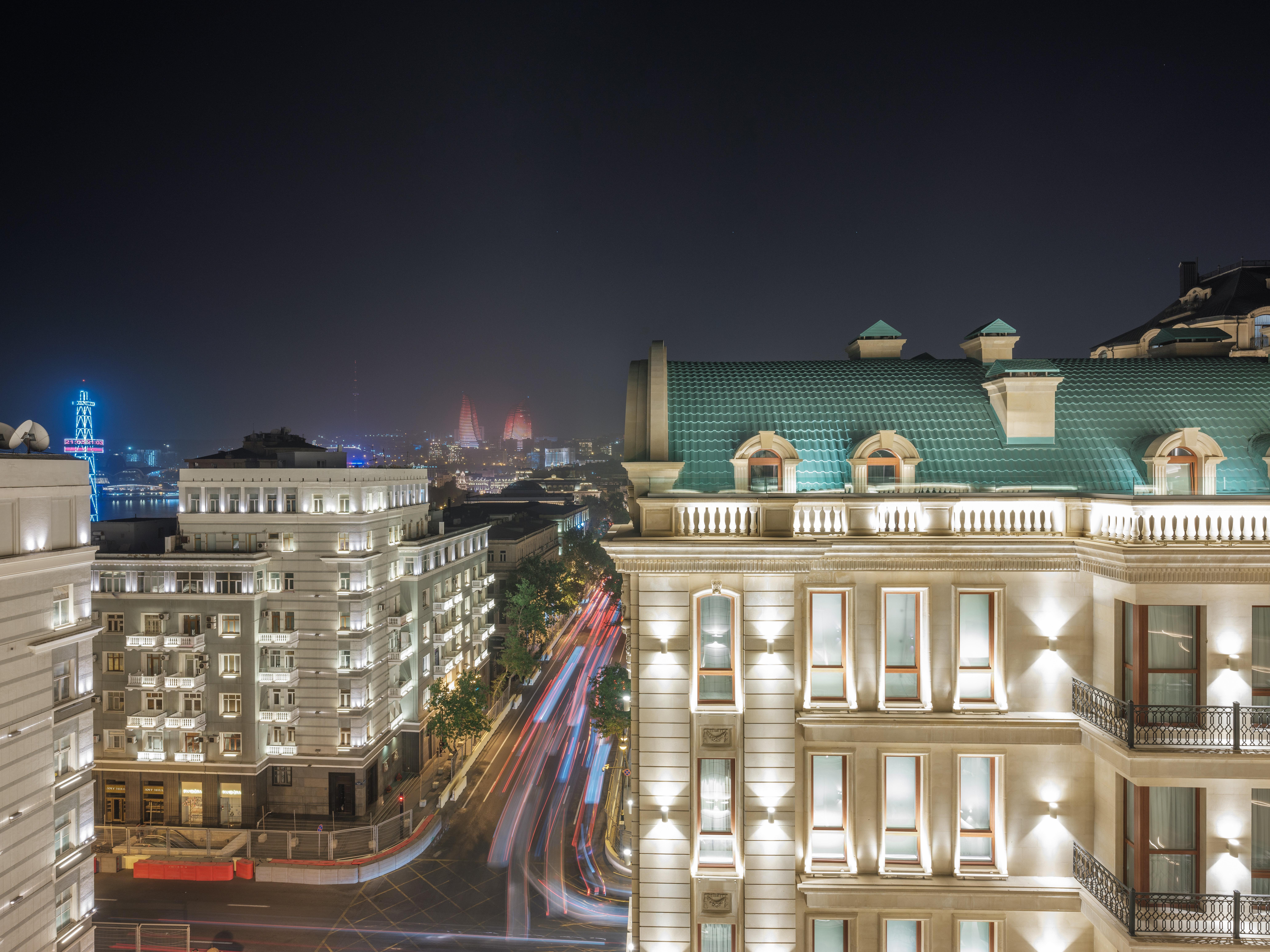 Intercontinental Baku By Ihg Hotell Eksteriør bilde The hotel at night