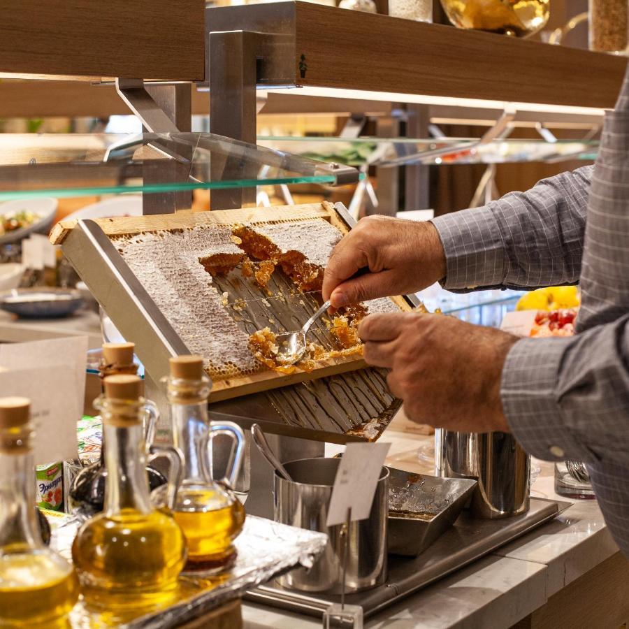 Intercontinental Baku By Ihg Hotell Eksteriør bilde A cook grating cheese