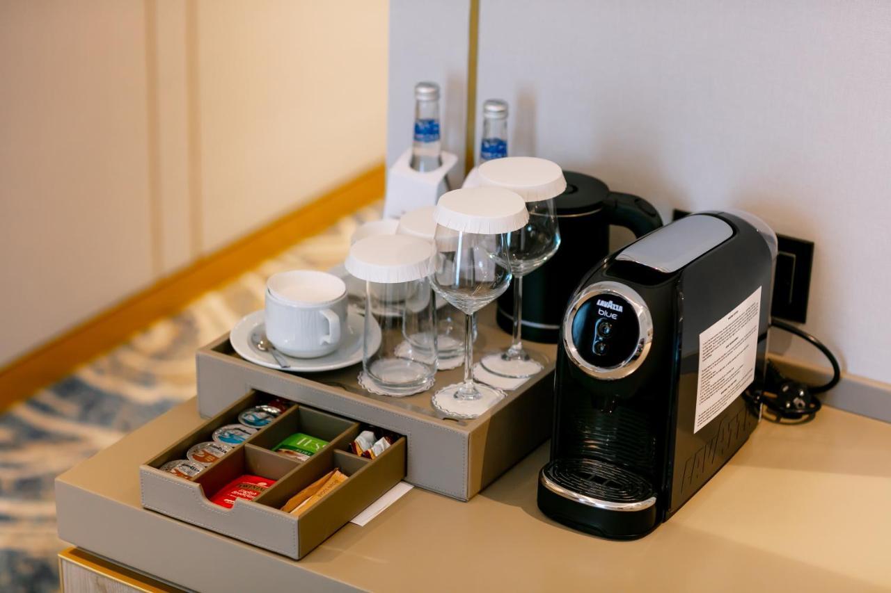 Intercontinental Baku By Ihg Hotell Eksteriør bilde A Nespresso coffee machine in a hotel room